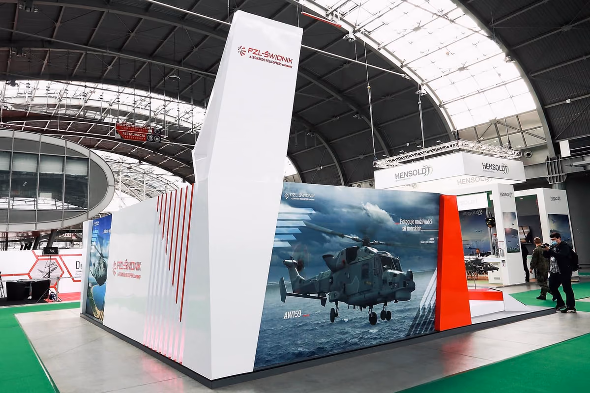 PZL-Świdnik na MSPO Kielce — stoisko targowe z grafiką śmigłowca AW159, realizacja EventSpirit.