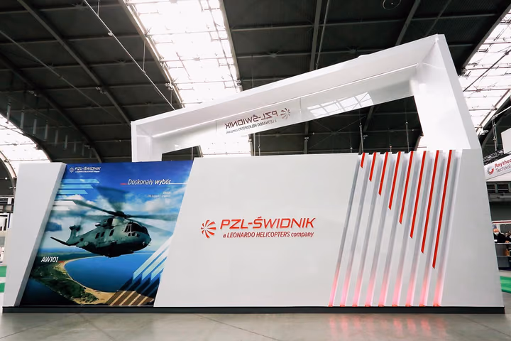 PZL-Świdnik na MSPO Kielce — portal z logo i grafiką AW101 „Doskonały wybór", produkcja EventSpirit.