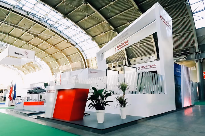 PZL-Świdnik na MSPO Kielce — kontuar sygnalny w kolorze marki i strefa spotkań, wykonanie EventSpirit.