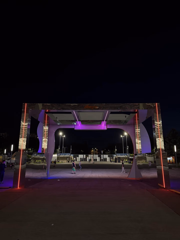 Allegro Obrotowy Tour — portal z mirror ACP i neonowym akcentem nocą, realizacja EventSpirit.