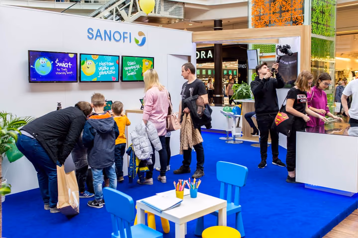 Stoisko Sanofi w galerii handlowej — aktywacja edukacyjna z ekranami interaktywnymi, produkcja EventSpirit.