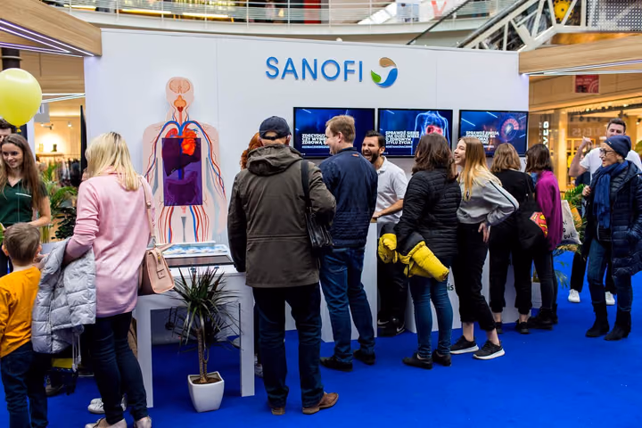 Stoisko Sanofi w galerii handlowej — interaktywna instalacja anatomiczna z ekranami dotykowymi, realizacja EventSpirit.